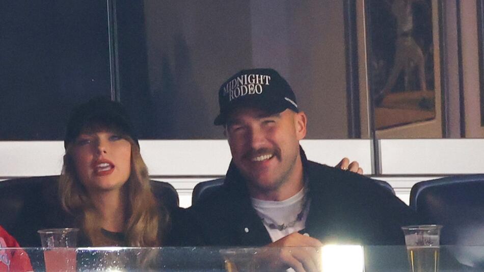 Taylor Swift und Travis Kelce verfolgen ein Baseballspiel im "Yankee Stadium".