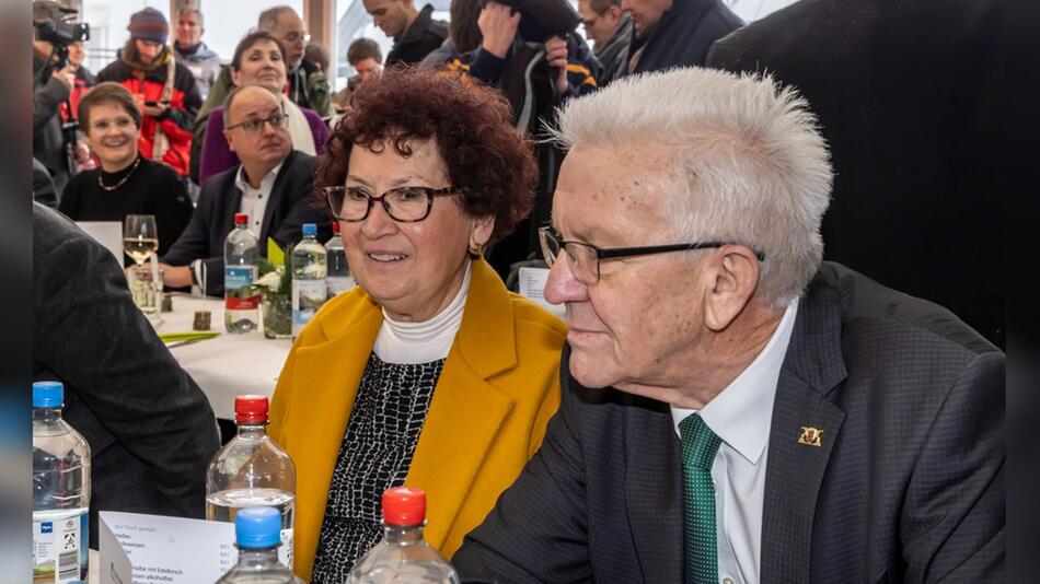 Winfried Kretschmann steht seiner Frau Gerlinde nach ihrem Sturz bei.