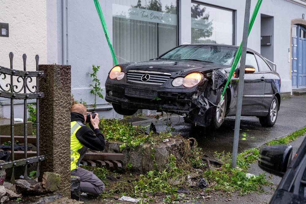 Mann fährt in Passau mit Auto in Menschengruppe