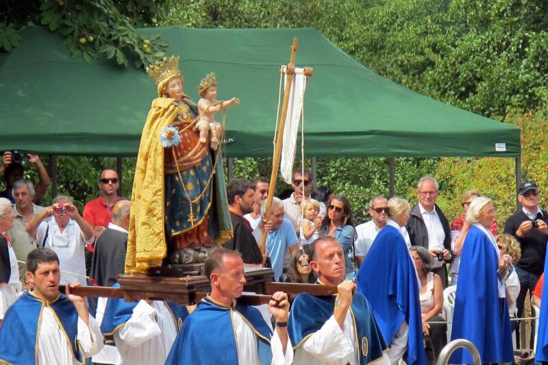 Prozession zu Ehren der Jungfrau Maria