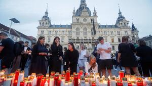 Foto: Menschen zünden Kerzen an einer Gedenkstätte in Graz an.