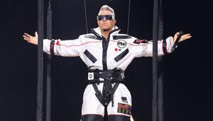 Passend zu seinem Song "Rocket" tritt Robbie Williams auf seiner Tour zuerst im Raumanzug auf.