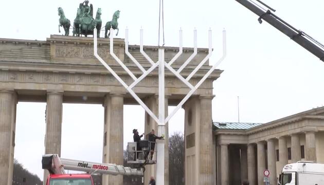 Chanukka-Leuchter am Brandenburger Tor - "Mehr Licht, mehr Freude, mehr Miteinander!"