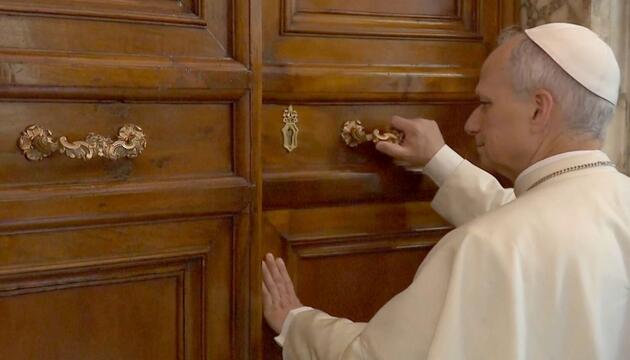 Symbolischer Akt: Papst Leo XIV. öffnet die versiegelte Papstwohnung
