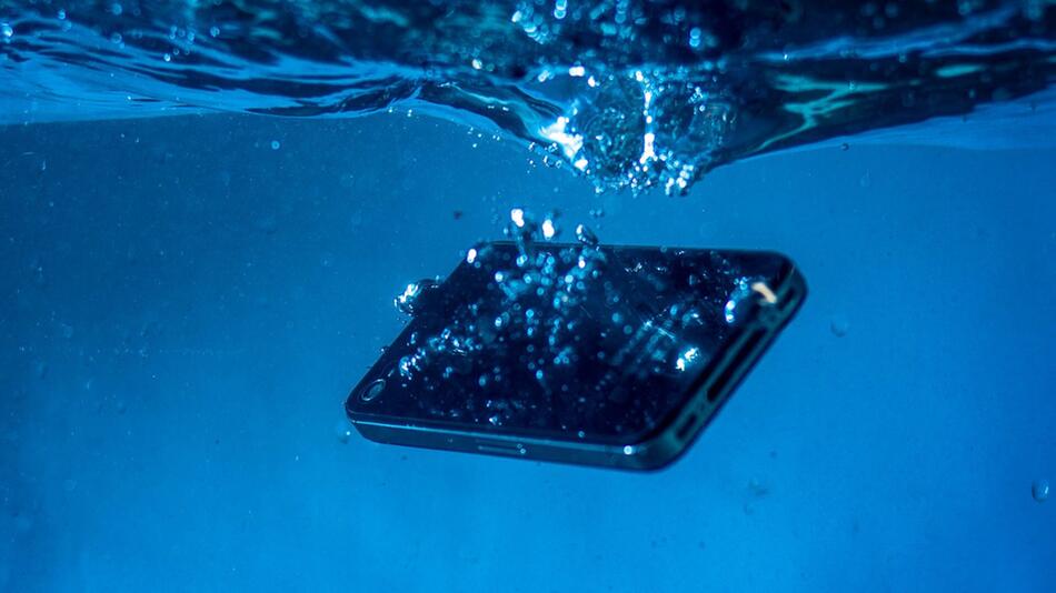 Fällt ein Handy ohne IP-Schutz ins Wasser, helfen diese Tipps beim Trocknen des Geräts.