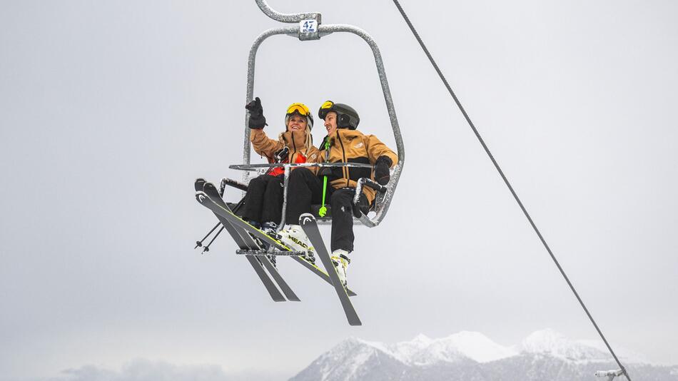 Skifahrer im Sessellift