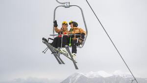 Skifahrer im Sessellift