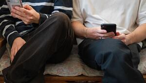 Zwei Männer halten ihre Smartphones in den Händen
