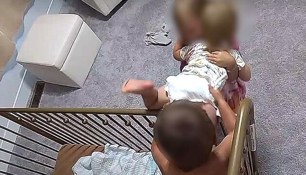 Befreiungsaktion im Kinderzimmer: Geschwister holen Schwester aus dem Gitterbett
