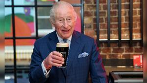 König Charles III. hat ein nahezu perfektes Guinness gezapft.