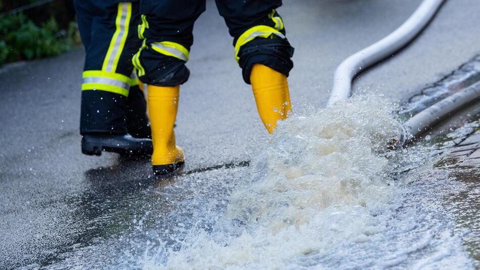Die Feuerwehr pumpt am 30. August 2021 nach heftigem Regen in Dorfen Wasser aus einem Keller ab