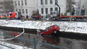 Fahrer aus sinkendem Auto in eiskaltem Fluss gerettet