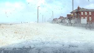 Weiß wie Schnee: Sturm „Boelo“ hüllt englische Küstenstraße in Meeresschaum