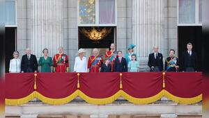 Charles, Camilla und der Rest der Royal Family zeigen sich auf dem Balkon des Buckingham-Palast