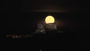 Mai verabschiedet sich mit seltenem "Blue Moon"