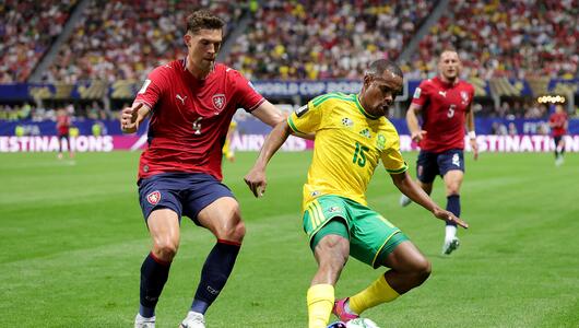 Iqraam Rayners (Südafrika) schirmt den Ball vor Robin Hranac (Tschechien) ab.