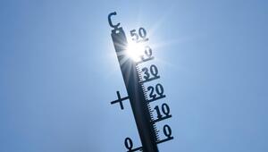 Thermometer, blauer Himmel und Sonnenstrahlen.