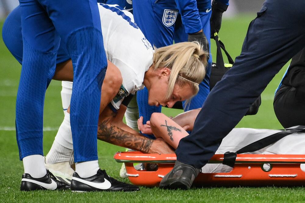 Rachel Daly tröstet ihre verletzte englische Teamkollegin Keira Walsh