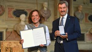 Jürgen Drews bekam Bayerns höchste Auszeichnung von Ministerpräsident Markus Söder überreicht.