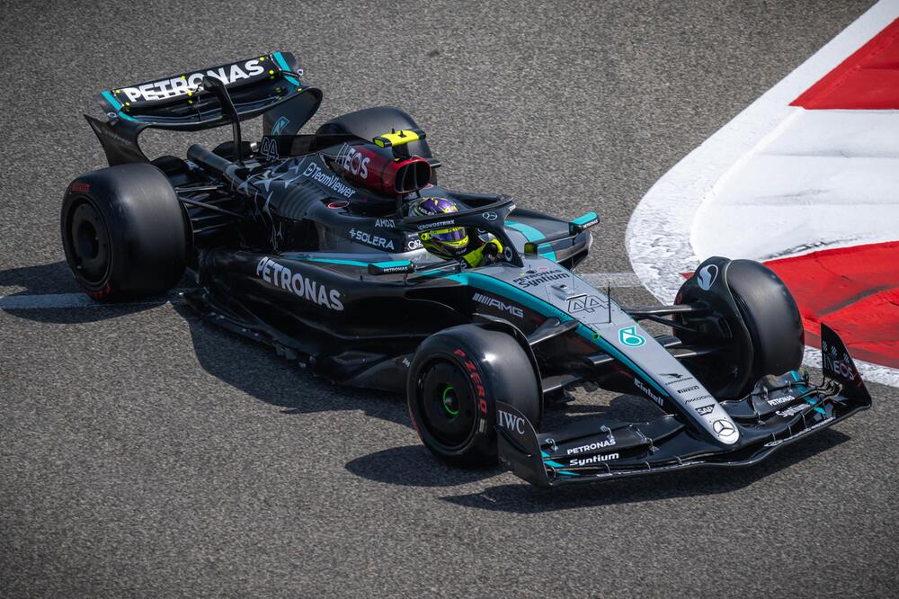Lewis Hamilton testet in Bahrain seinen Mercedes für die Formel-1-Saison 2024