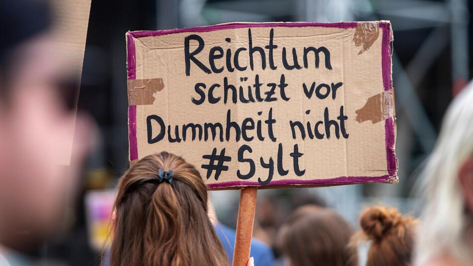 Plakat: "Reichtum schützt vor Dummheit nicht #Sylt"