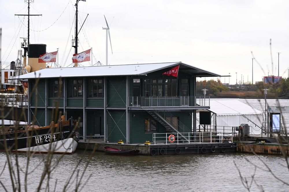 Schwimmendes Besucherzentrum am Museumshafen Oevelgönne