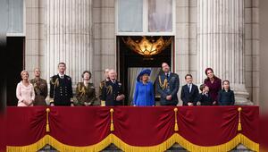 Die Royal Family beobachtet den Flypast zum VE Day vom Balkon des Buckingham-Palasts.