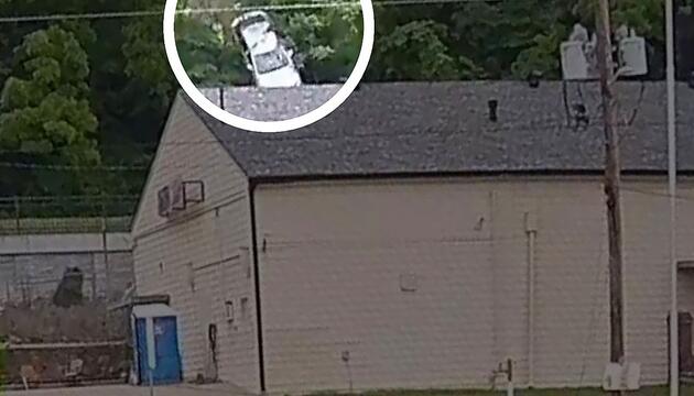Auto kracht in Missouri in Hausdach – schon wieder