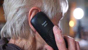 Älterer Mensch telefoniert