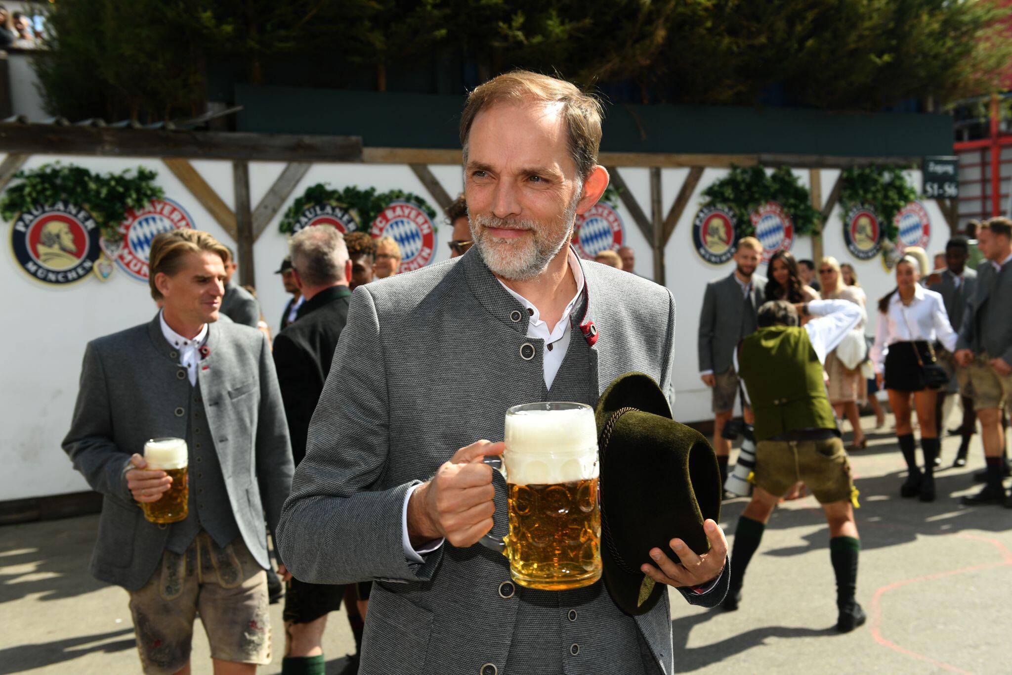 FC Bayern feiert auf dem Oktoberfest: Doppelgänger-Alarm bei Kane | WEB.DE
