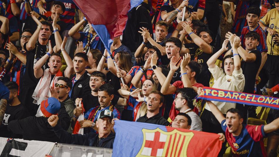 Fans des FC Barcelona unterstützen ihre Mannschaft in Monaco