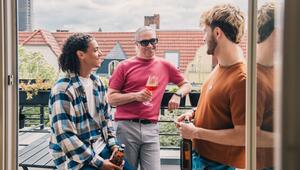 Freunde auf einer Dachterrasse