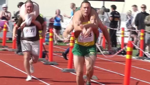 Wife Carrying in Finnland: Wer bringt seine Frau am schnellsten ins Ziel?