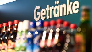 Der Schriftzug "Getränke" über den Regalen eines Supermarktes
