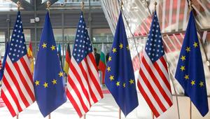 EU-Flaggen und amerikanische Fahnen
