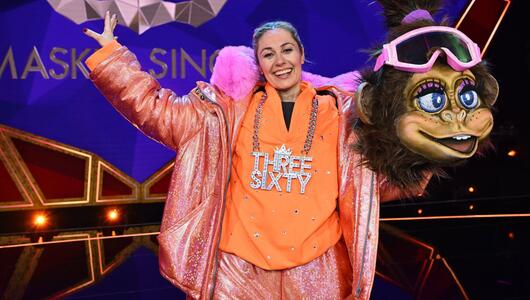 Gibt ihr "The Masked Singer"-Comeback: Ruth Moschner als Snowboard-Äffchen.