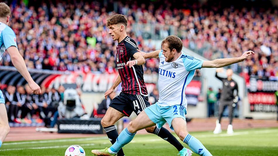 Nürnbergs Benjamin Goller im Zweikampf mit dem Schalker Thomas Ouwejan.