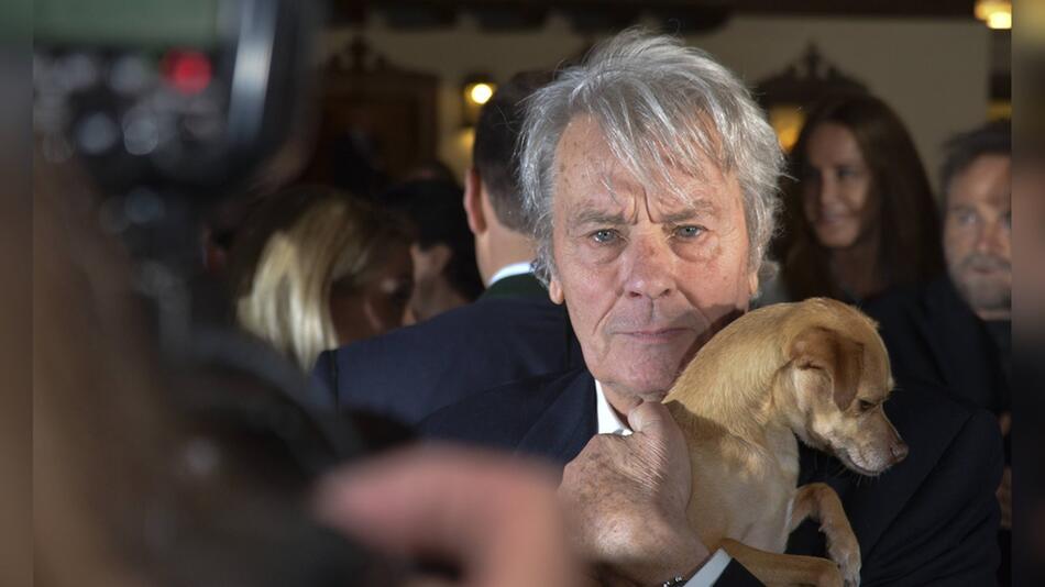 Filmstar Alain Delon war ein großer Hundefan - hier 2014 bei der Eröffnung des Weihnachtsmarktes ...