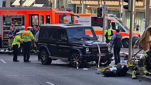 Auto fährt in Personengruppe