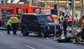 Auto fährt in Personengruppe