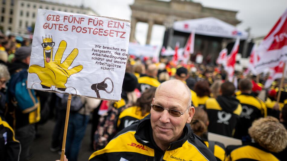 Demonstranten vor dem Brandenburger Tor