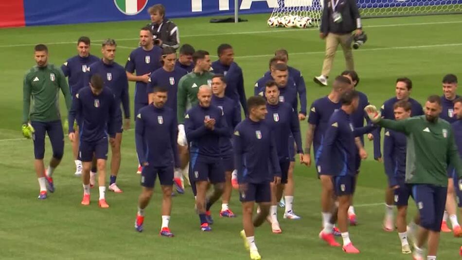 Italiens Nationalmannschaft marschiert zum EM-Training in Iserlohn ins Stadion