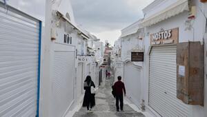 Geschlossene Geschäfte in der Stadt Fira