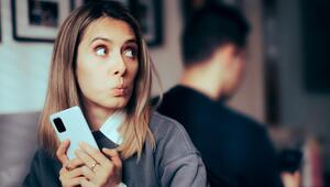 Ertappt schauende Frau mit dem Rücken zu einem Mann