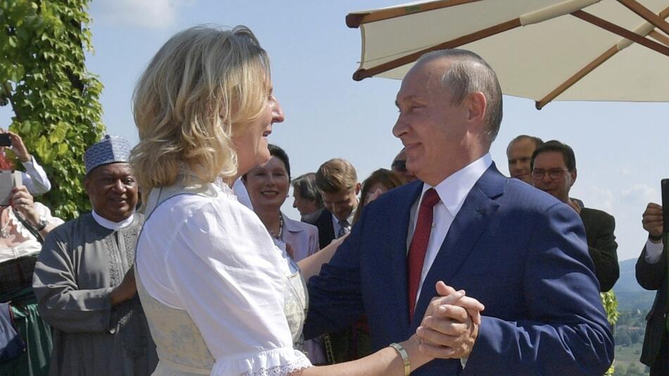 Putin bei der Hochzeit von Österreichs Außenministerin Kneissl