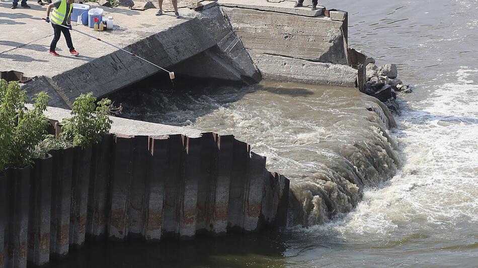 Warschauer Kanalisation - Abwasser fließt in die Weichsel