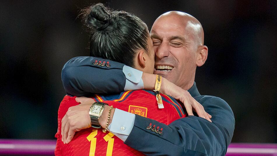 Luis Rubiales umarmt die frischgebackene Weltmeisterin Jennifer Hermoso nach dem WM-Endspiel