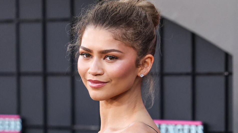 Hollywood-Star Zendaya bringt ihre braunen Augen mit zarten erdigen Farbtönen und leichtem Gold ...