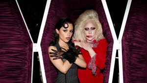 Treffen sich auch in Staffel zwei von "Wednesday": Jenna Ortega (l.) und Lady Gaga beim "Tudum ...
