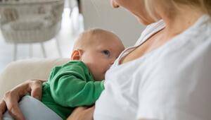 Eine Frau stillt ihr Baby